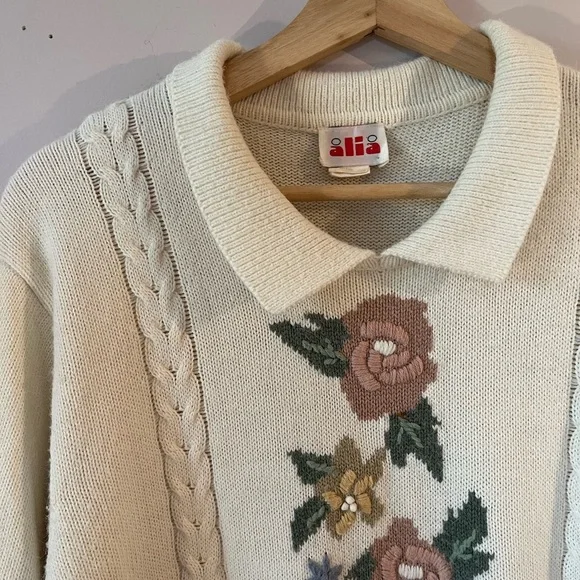 ❣️SOLD❣️Vintage Alia Floral Sweater - Picture 2 of 8